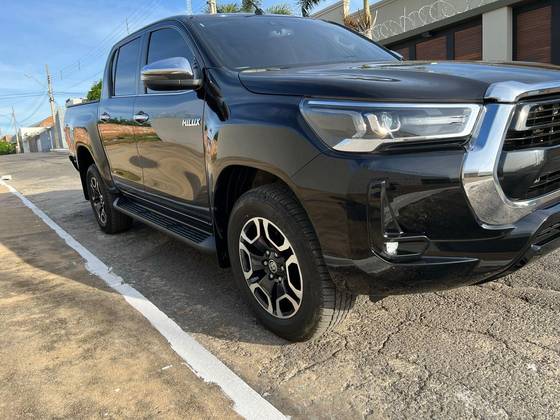 TOYOTA HILUX 2.8 D-4D TURBO DIESEL CD SRX 4X4 AUTOMÁTICO TOYOTA HILUX 2.8 D-4D TURBO DIESEL CD SRX 4X4 AUTOMÁTICO